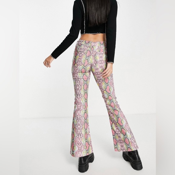 ASOS DESIGN low rise stretched flare in multicolor snake print💗
BRAND NEW!! - Picture 4 of 6